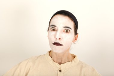 Palyaço bir kamera önünde duran ve bir surat