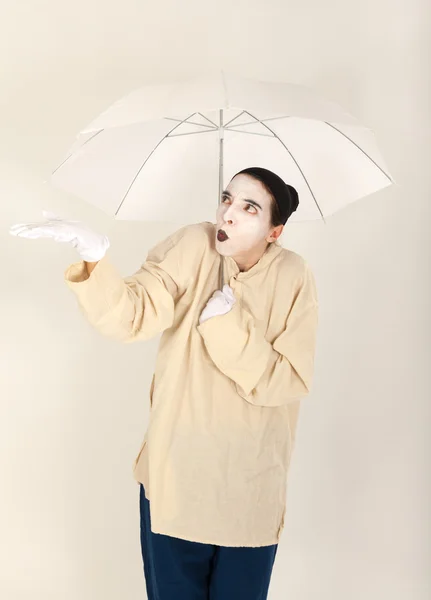 Ο κλόουν που κατέχουν μια λευκή ομπρέλα στο χέρι — Φωτογραφία Αρχείου