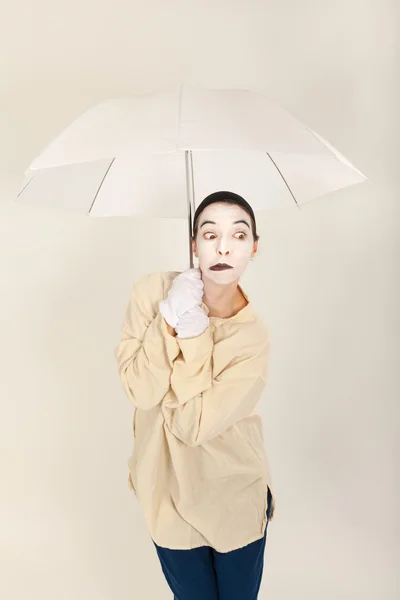 The clown holding a white umbrella in hand — Stock Photo, Image