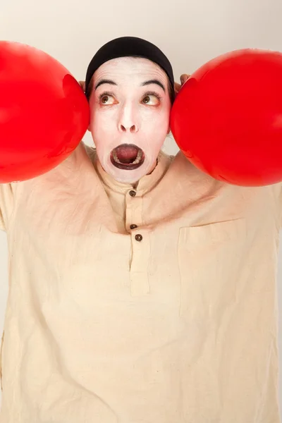 Le clown joue avec des ballons rouges — Photo