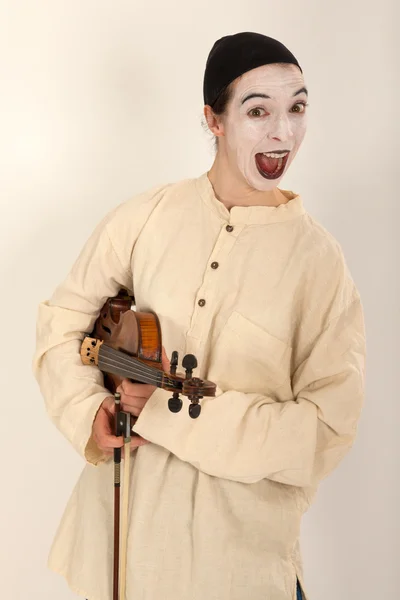 Le clown joue du violon — Photo