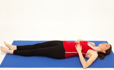 genç kadın bir hasır üzerinde egzersiz