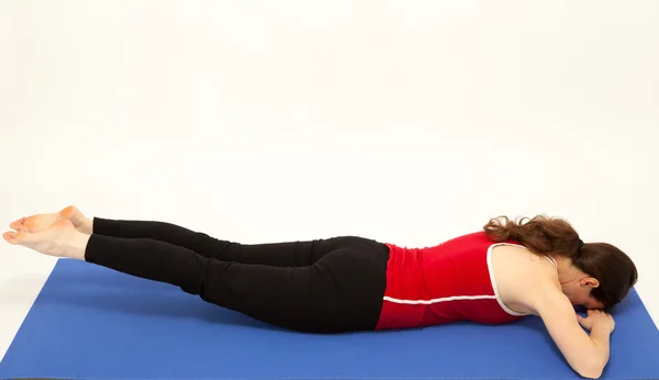 genç kadın bir hasır üzerinde egzersiz