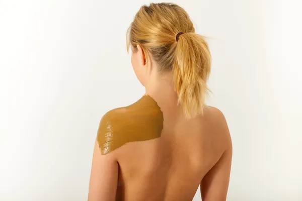 Genç çıplak toprak şifa ile tedavi