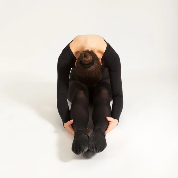 Tânăra dansatoare de balet stă în fața camerei — Fotografie, imagine de stoc