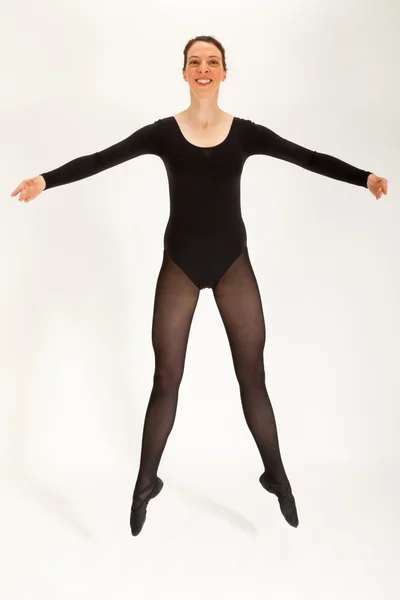 A fiatal balett táncos ugrik a levegőbe — Stock Fotó