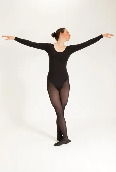 La joven bailarina de ballet está de pie frente a la cámara —  Fotos de Stock