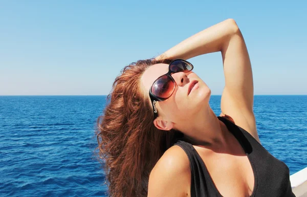 Frau im Sonnenstrahl ruht sich auf dem Meer aus — Stockfoto