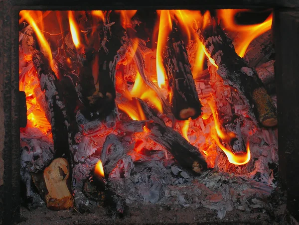 Brennholz brennt im Ofen — Stockfoto