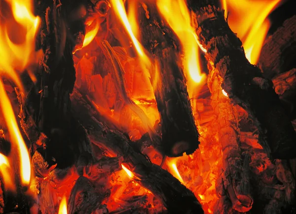 Brennholz brennt rote Flamme — Stockfoto