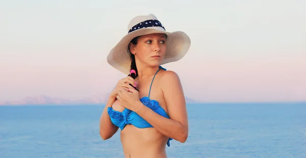 Junges Mädchen im Bikini und Hut — Stockfoto