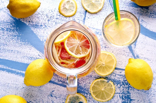 Erfrischende hausgemachte eiskalte Erdbeer-Limonade — Stockfoto