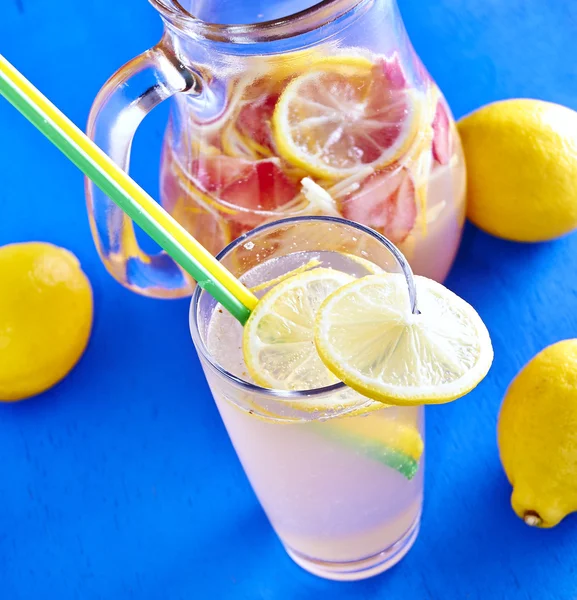 Ginger lemonade in glass with pithcer on back. — Stock Photo, Image