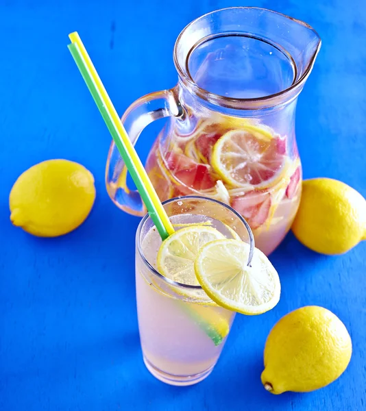 Refreshing Homemade Ice Cold Strawberry Lemonade — Stock Photo, Image