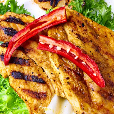 roca-loca salata üzerine soğuk tavuk Barbekü