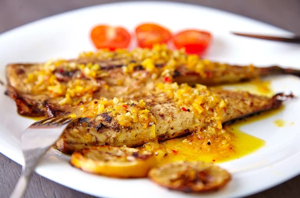 İspanyol yemek balık portakal-limon sosu ile