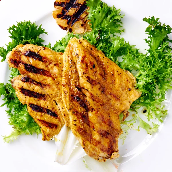 Gegrillte Hühnerbrust mit gegrilltem Knoblauch — Stockfoto