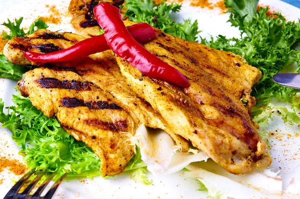 tavuk Barbekü ile biber, marul, yakın çekim