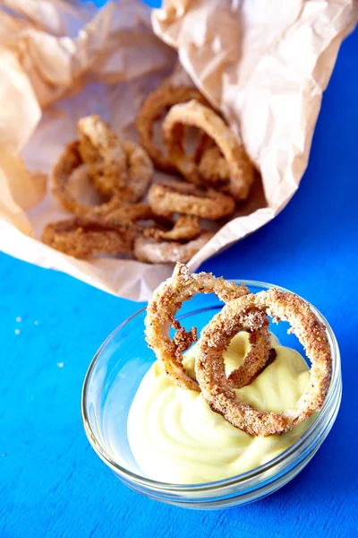 Baked onion rings with mayonnaise sauce — Stock Photo, Image
