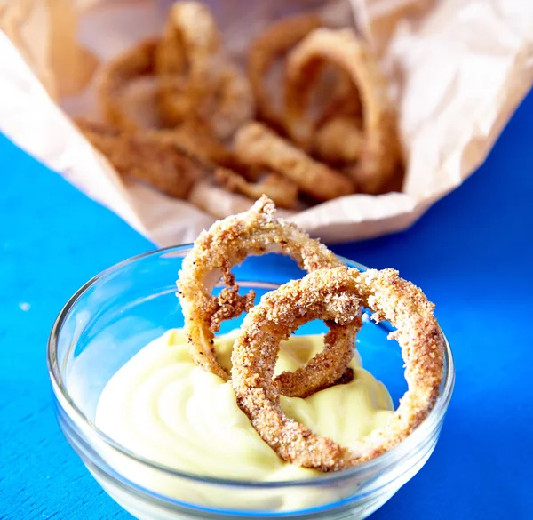 pişmiş soğan halkaları mayonez sos ile