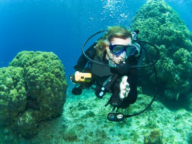 kadın resif arasında yüzmek dalgıç
