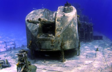 Batık bir geminin güvertesinde silahlar