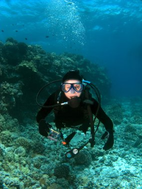 Scuba diver Hawaii kameraya bakıyor