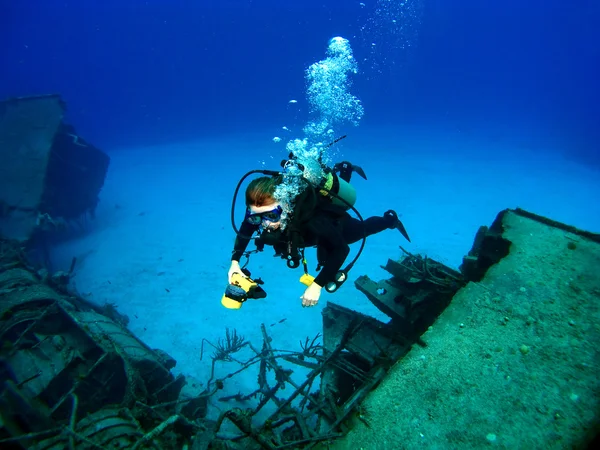 Diver photographing a Sunken Shipwreck — Stock Photo, Image