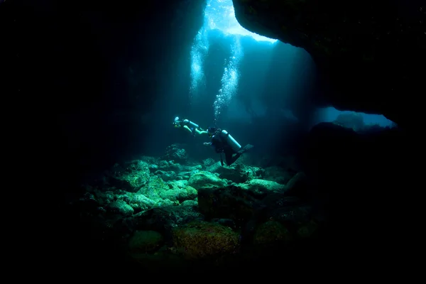 Divers exploring a Lava Tube — Stock Photo, Image