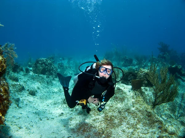 Femmina Scuba Diver guardando la fotocamera — Foto Stock