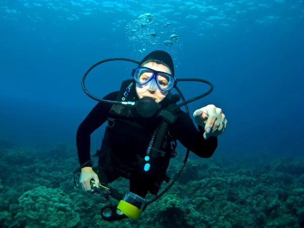 Дайвер-женщина, плавающая над рифом на Гавайях Кона — стоковое фото