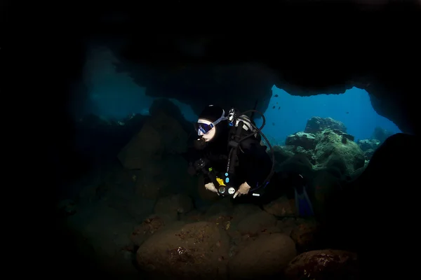 Lone Diver esplorare un tubo di lava — Foto Stock