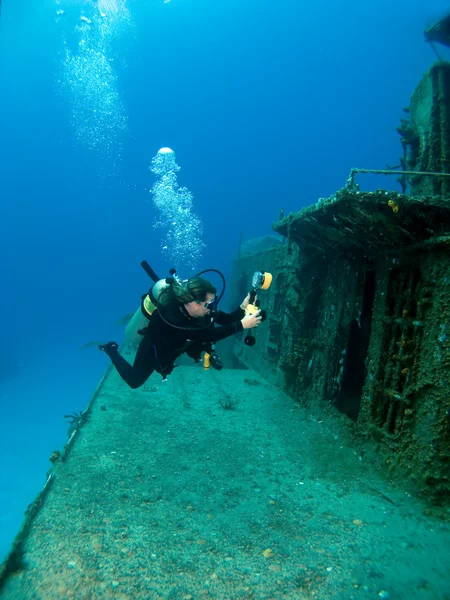 Fotografo subacqueo che scatta una nave affondata — Foto Stock