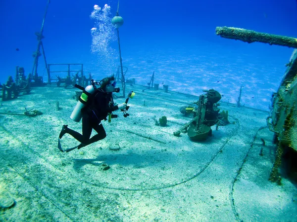 Underwater Photographer shooting a sunken Shipwreck — Stock Photo, Image