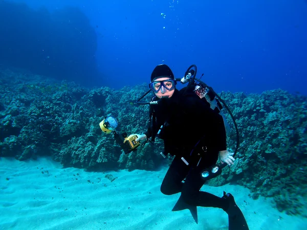 Fotografo subacqueo circondato da una barriera corallina hawaiana — Foto Stock