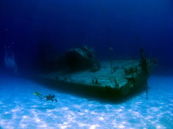 Videographer filming a sunken Shipwreck — Stock Photo, Image