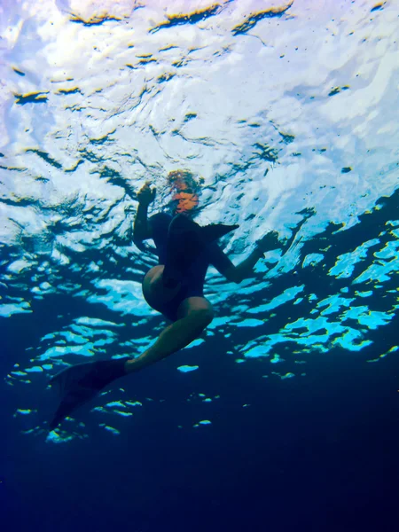 Femme à la surface de l'océan — Photo
