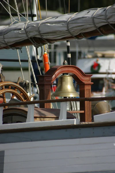 Tall ship bell och hjul — Stockfoto