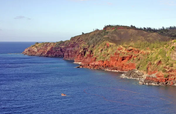 Maui vörös sziklák és a víz — Stock Fotó