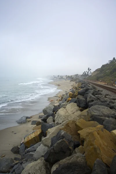 Lone surfer in san clemente op een mistige dag — Stockfoto