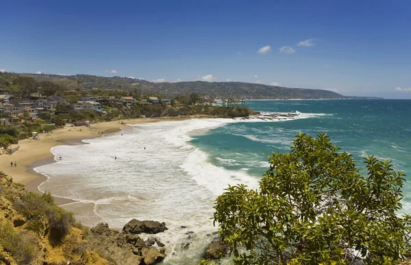 Ondas batendo em Crescent Cove em Laguna Beach — Fotografia de Stock