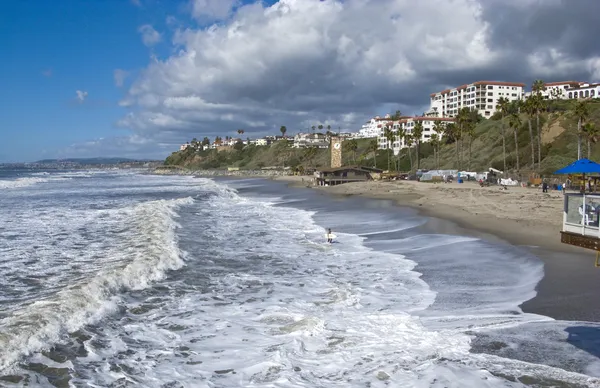 San Clemente blickt nach einem Sturm von der Seebrücke nach Norden — Stockfoto