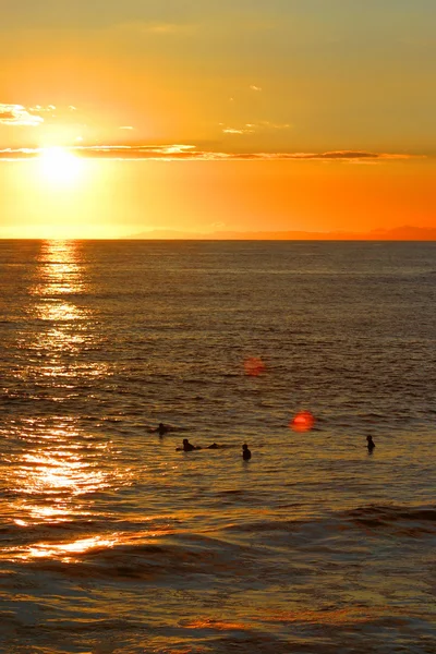 Sunset Surfers na formação . — Fotografia de Stock