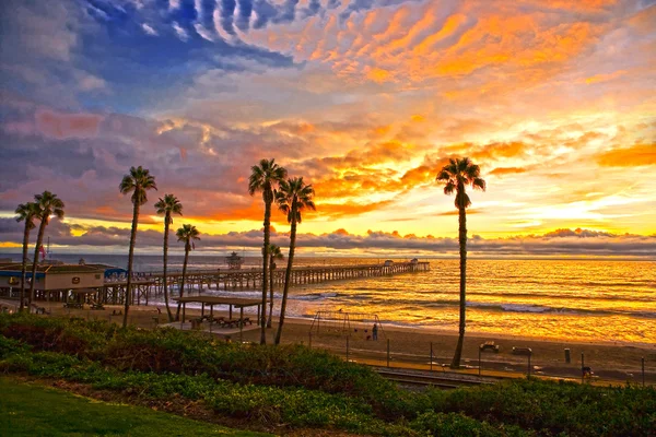 San clemente iskelede bir fırtına gün batarken.