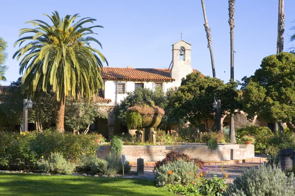 MISSION SAN JUAN CAPISTRANO FOUNTAIN AND BELL — Stock Photo, Image