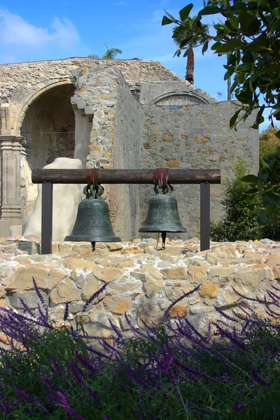 Dwa dzwony wiszące w misji san juan capistrano — Zdjęcie stockowe