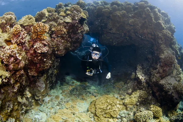 ハワイでスキューバ ダイビングの溶岩をアーチします。 — ストック写真