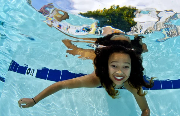 Fille souriant sous l'eau — Photo