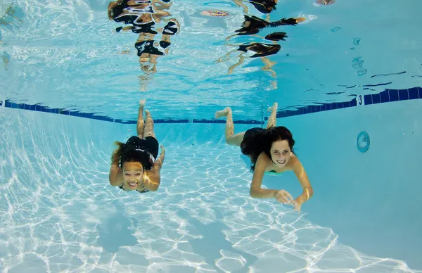 Χαμογελαστά κορίτσια κολύμβηση υποβρύχια — Φωτογραφία Αρχείου