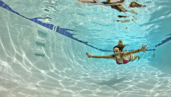 Femme en bikini rouge nageant sous l'eau — Photo